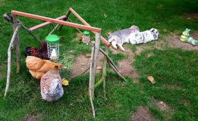 Poulets mangeant de la nourriture Pendant que des lapins se couchent dans le jardin