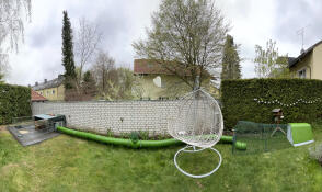 Clapier à lapins vert Eglu avec parcours relié à un parcours avec les tunnels Omlet Zippi dans le jardin
