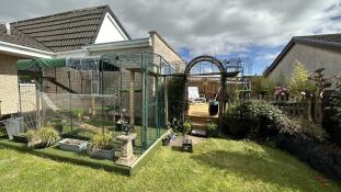 Le jardin Omlet catio relié par une passerelle à la terrasse Omlet porche à un niveau supérieur (2 panneaux supplémentaires vendus séparément ont été nécessaires pour sceller l'arrière du porche).