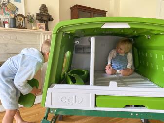 Petite fille teste le nouveau Cube