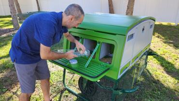 Collecte des œufs à mains libres avec Eglu pro