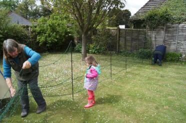 Tout le monde peut aider à mettre en place la clôture Omlet 