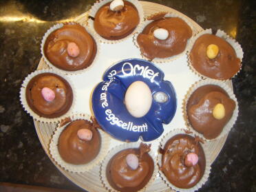 Premier œuf avec des gâteaux de pâques faits avec une recette de la lettre d'information Omlet 
