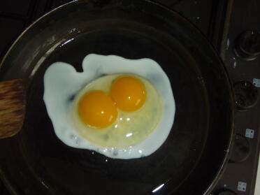 Deux œufs en un, pas étonnant qu'il soit gros !