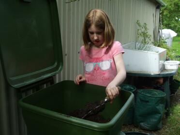 Compostgirl aide à mettre en place le Hungry Bin