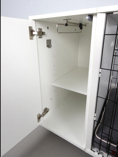 Gardez votre armoire Fido Studio bien rangée grâce à une étagère, une tringle à vêtements et un crochet de plomb.