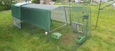 Grand poulailler eglu cube, porte automatique, filet à poule omlet, perchoir à poules et bâche de protection