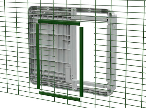 Un Autodoor en cours d'installation sur les mailles de la course des animaux