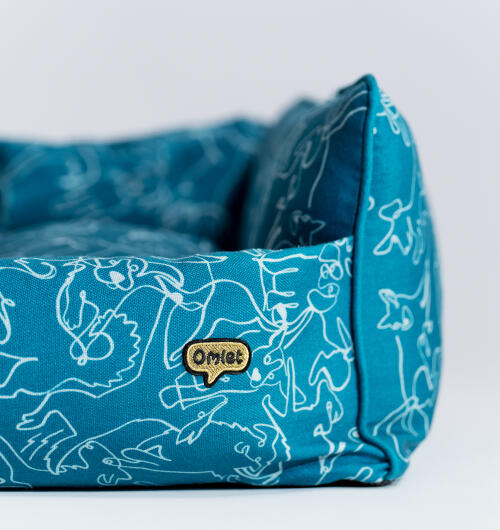 Gros plan du nid douillet pour chien Omlet en imprimé doodle dog