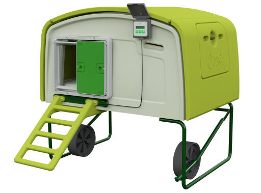 Un Autodoor avec un panneau de commande sur un Eglu Cube grand poulailler vert