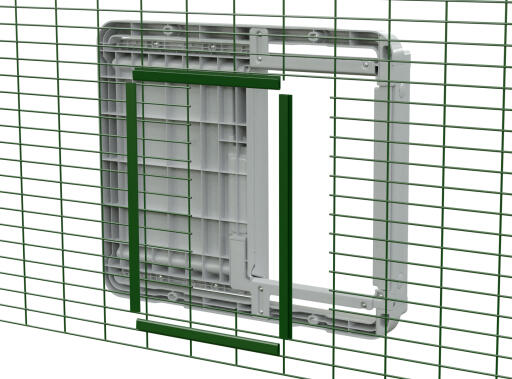 Un Autodoor en cours d'installation sur les mailles de la course des animaux