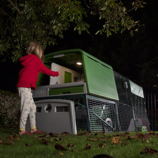 Fille avec Omlet vert Eglu Cube grand poulailler et parcours pour poules