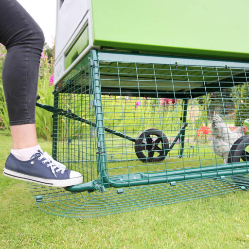 Les roues en option vous permettront de facilement déplacer le poulailler dans un nouveau coin du jardin.