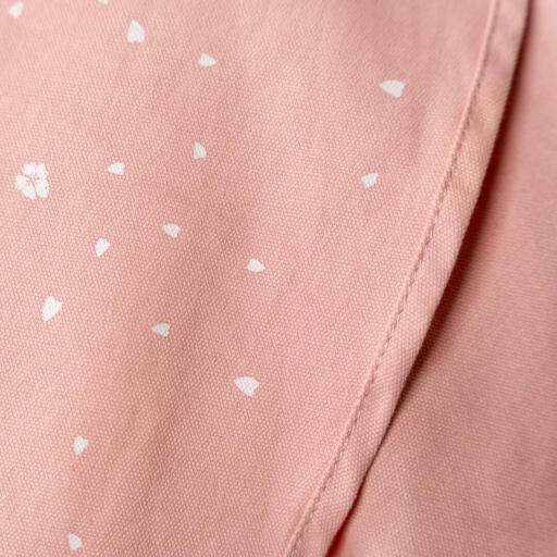 Impression de fleurs de cerisier sur un morceau de tissu rose layette