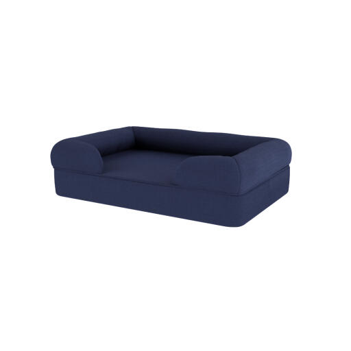 Un lit pour chien en mousse à mémoire de forme bleu foncé.
