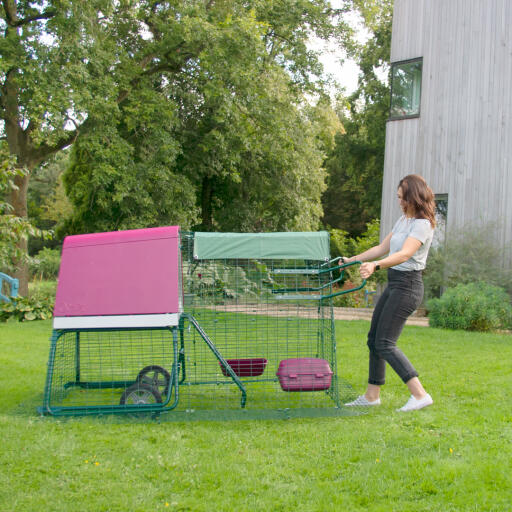 Les roues en option vous aideront à déplacer votre Eglu dans un nouveau coin de jardin.