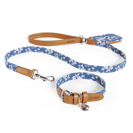 Laisse, collier et sac à crottes pour chien en porcelaine imprimée bleu fleuri gardenia par Omlet.