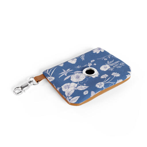 Porte-sac à crottes pour chien en porcelaine imprimée bleu fleuri gardenia par Omlet.