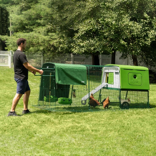 Homme déplaçant le Eglu Cube poulailler portable en plastique