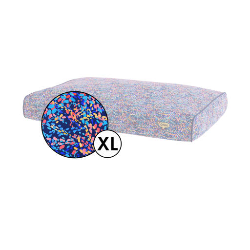 Housse de coussin pour chien extra large en patterpaws neon print by Omlet.