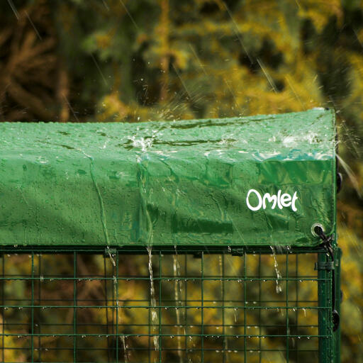 Un gros plan de la couverture résistante sous la pluie