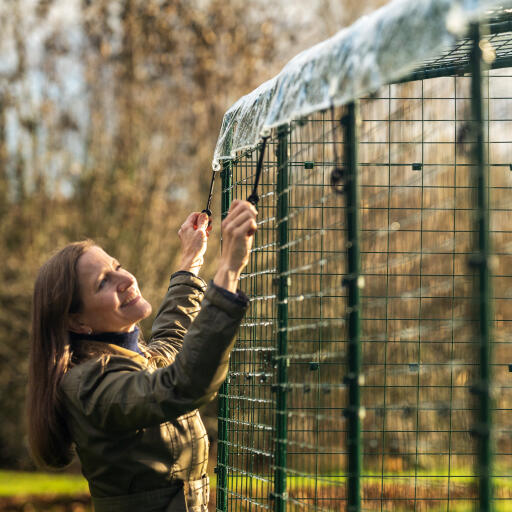 Une femme attachant le couvercle du walk in run