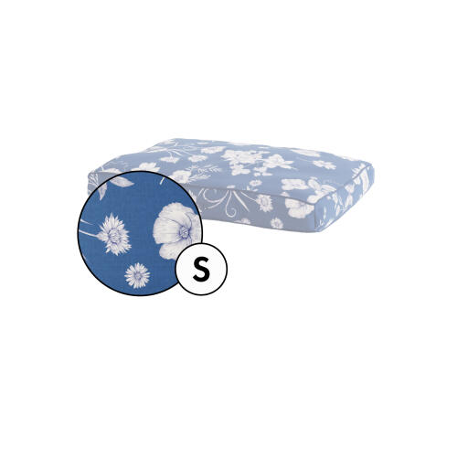Petite housse de coussin pour chien en porcelaine imprimée bleu fleuri gardenia par Omlet.