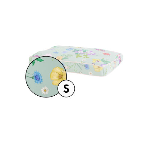 Petite housse de coussin pour chien en imprimé gardenia sage par Omlet.