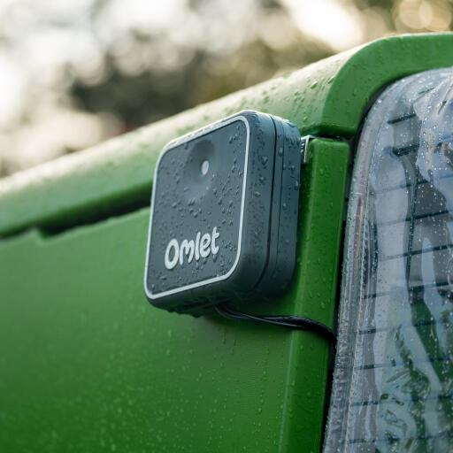 Un gros plan du panneau de commande de la porte automatique intelligente du poulailler