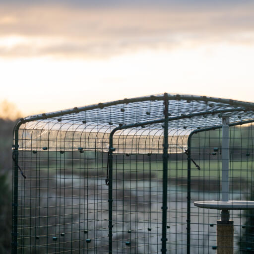 Détail de la structure de la piste d'athlétisme avec couverture transparente de protection contre les intempéries