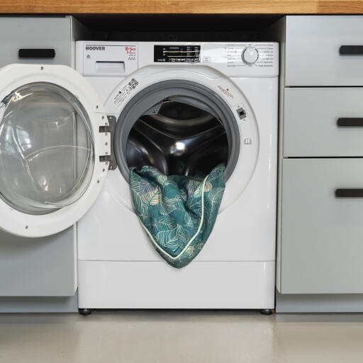Housse de lit pour chien Omlet verte dans une machine à laver
