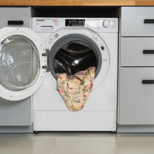 Housse de lit pour chien rose Omlet dans une machine à laver