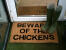 Attention aux poulets paillasson avec des bottes en caoutchouc dessus Attention aux poulets paillasson avec des bottes en caoutchouc dessus
