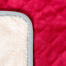 Photo en gros plan d'une couverture de lit pour chien rouge et douce.