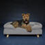 Chien couché sur Omlet lit pour chien en mousse à mémoire de forme avec pieds carrés en bois