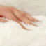 Une femme caressant un doux lit de chat. Une femme caressant un doux lit de chat.