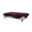 Topology chien en mousse à mémoire de forme avec surmatelas en peau de mouton violette et pieds ronds en bois Topology chien en mousse à mémoire de forme avec surmatelas en peau de mouton violette et pieds ronds en bois