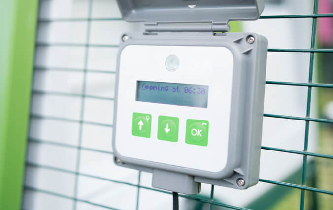Boîtier de contrôle de la porte automatique pour poulailler d’Omlet