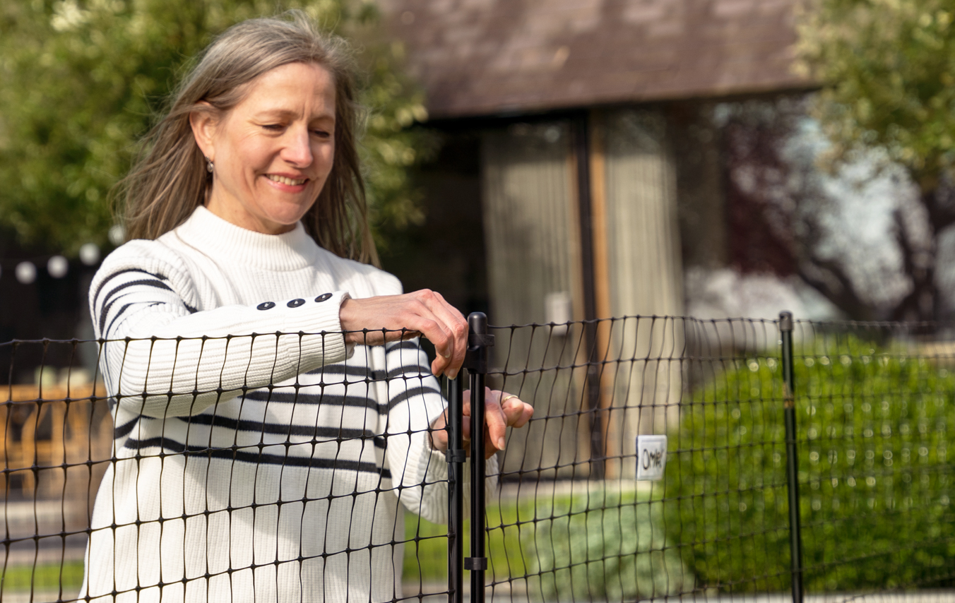 Femme qui ferme l’entrée du filet à poules d’Omlet