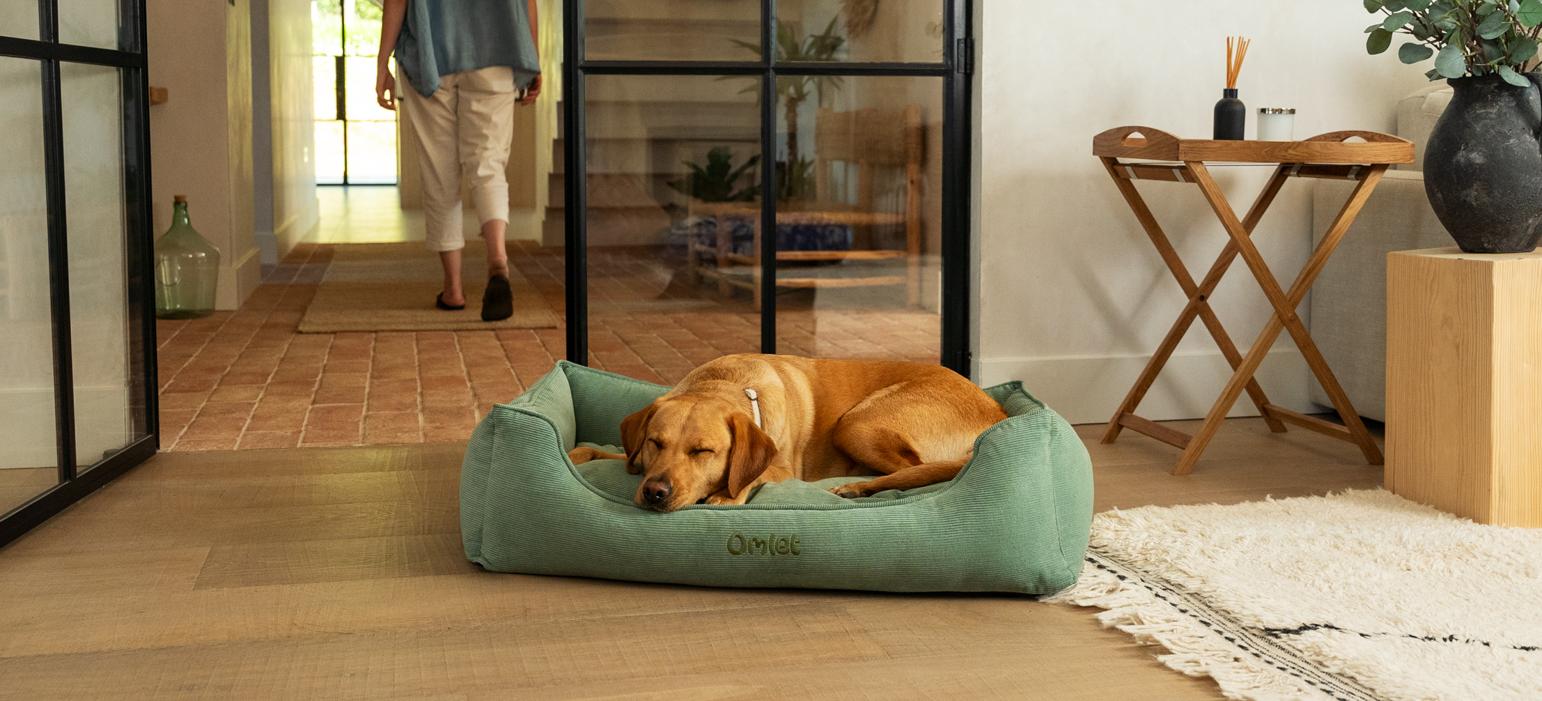 Labrador qui se repose sur son nid douillet pour chien d’Omlet en imprimé Corduroy Moss