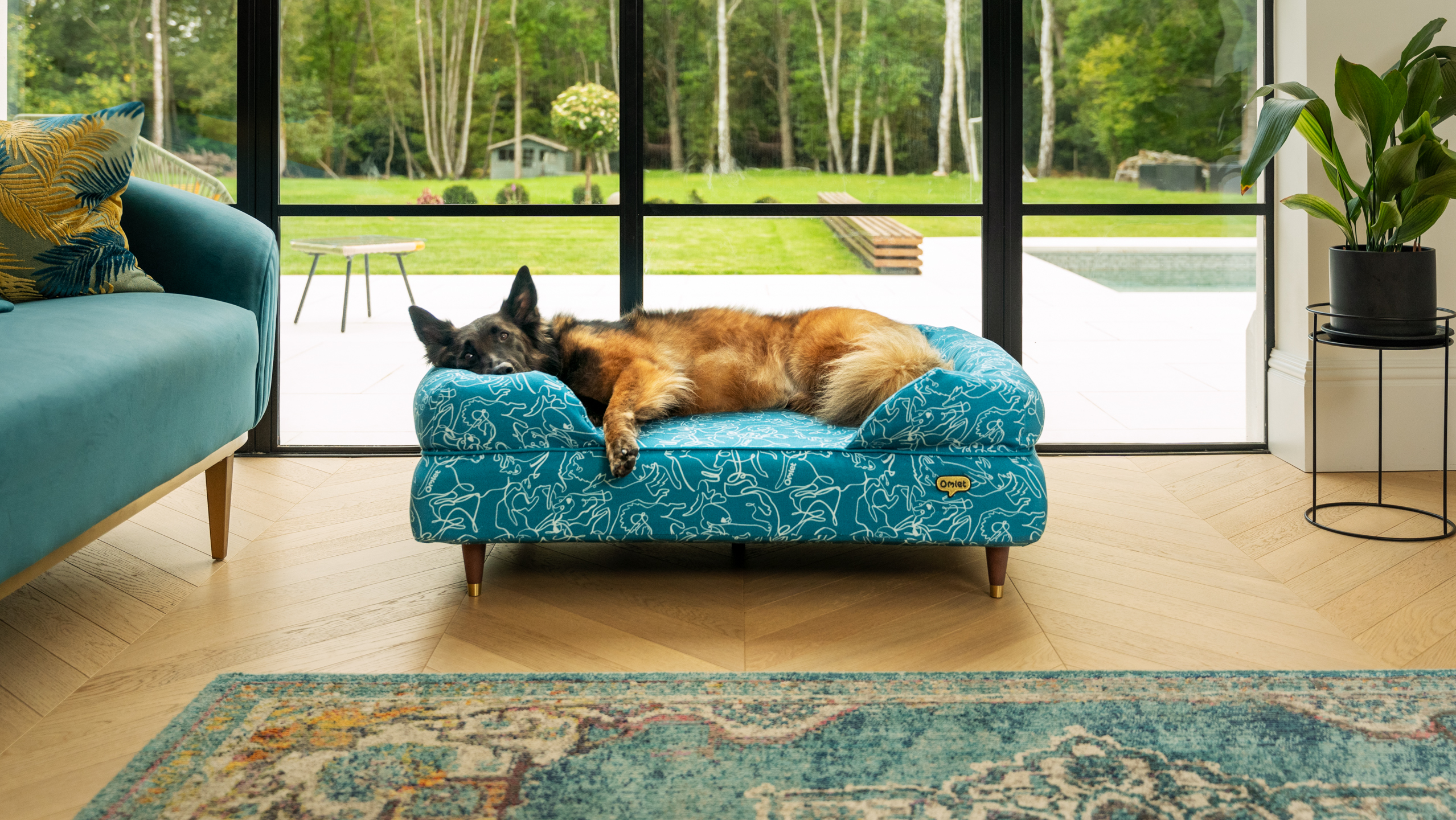 Berger allemand sur un panier pour chien Bolster d’Omlet en imprimé Doodle Dog