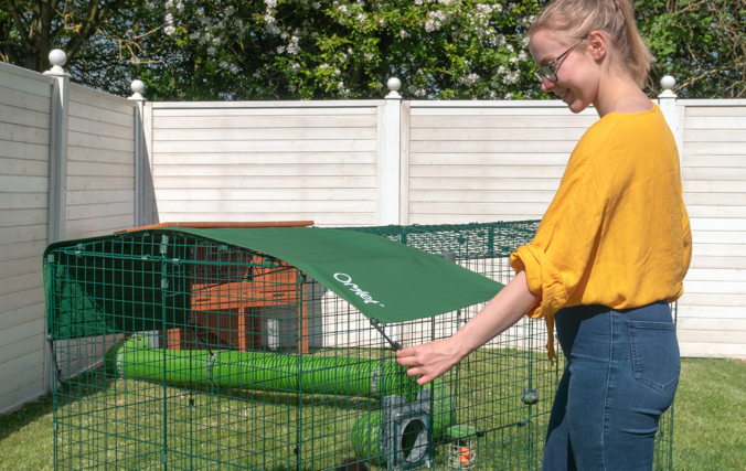 La bâche de protection pour Cage a lapin Zippi protège l’enclos de vos lapins et les garde à l’ombre tout au long de l’année / Cages a lapin.