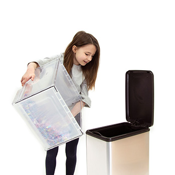 fille-qui-nettoie-le-bac-de-la-cage-qute