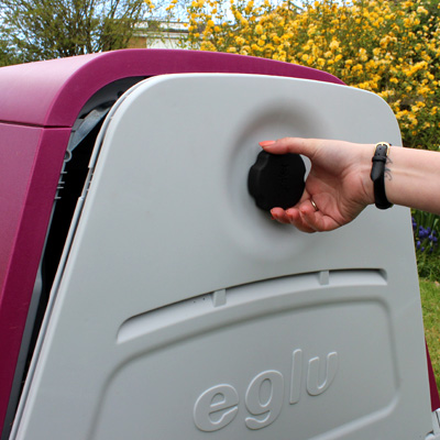 Ouvrir la porte arrière du clapier pour cochons d'inde Eglu Go