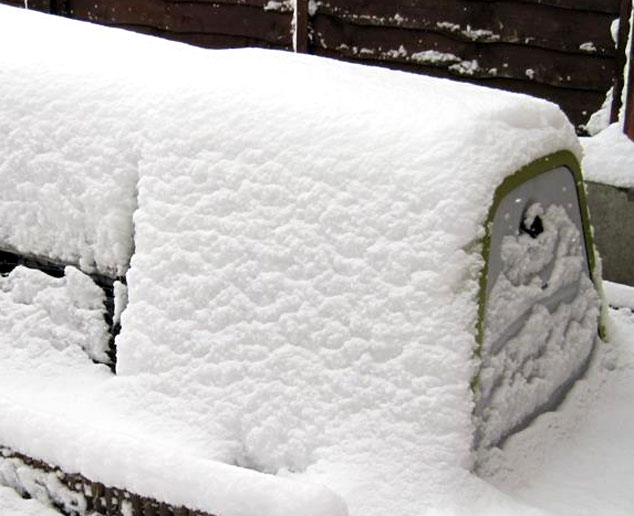 Le clapier Eglu Go pour cochon d'Inde recouvert de neige.