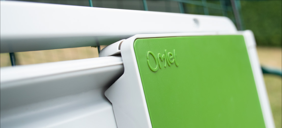 Grâce à son mouvement horizontal très fluide, les piles de la porte automatique sécurisée d'Omlet peuvent tenir jusqu'à 6 mois