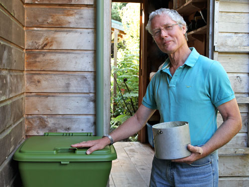Closing the Hungry Bin will keep your worms safe!