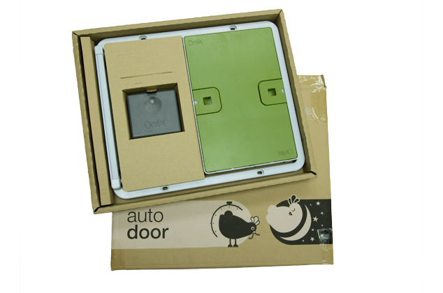 Vous avez tout le nécessaire pour installer la porte automatique d’Omlet dans une seule boîte