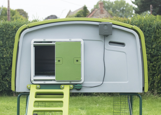 Se fixe directement à l’intérieur du poulailler Eglu Cube M12