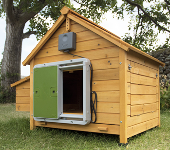 La porte automatique est compatible avec tous les types de poulaillers en bois